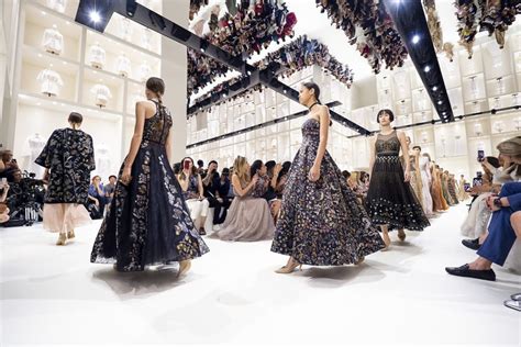 Salaires d'un Vendeuse chez Christian Dior Couture, Paris.